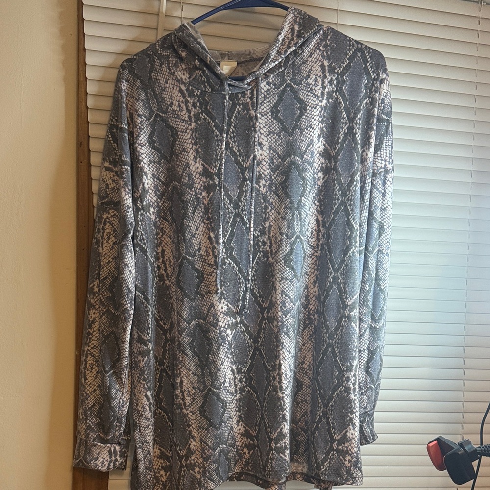 Sew In Love Gray and Cream Snake Print Sweater EUC